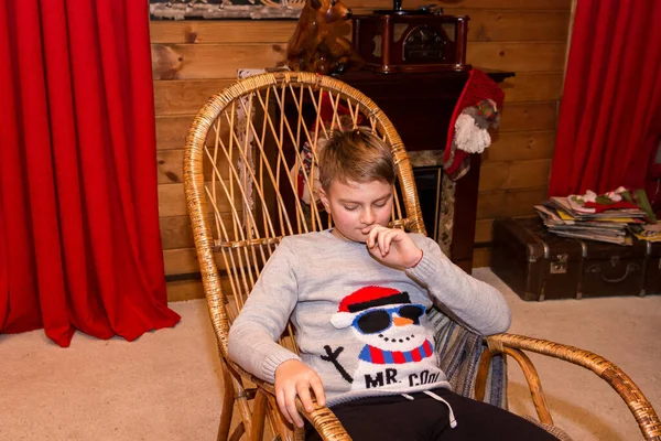 Niño Sienta Una Mecedora Una Cabaña Madera Invierno —  Fotos de Stock