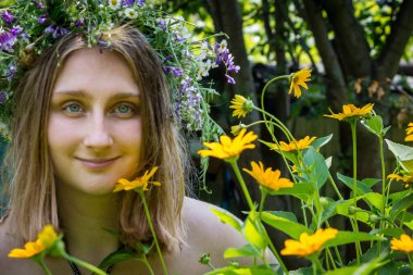 # Sarı papatyaların yanındaki bahçede, çiçekli bir çelenk #