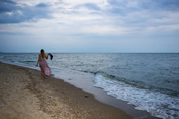 Mladá Dívka Večer Jde Dálky Podél Pláže Pobřeží Slunečních Šatech — Stock fotografie