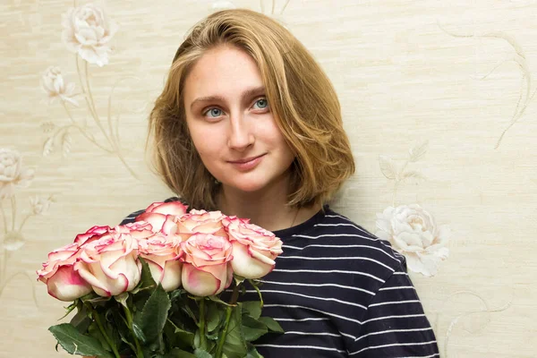 Junges Mädchen Mit Einem Strauß Cremefarbener Rosen — Stockfoto