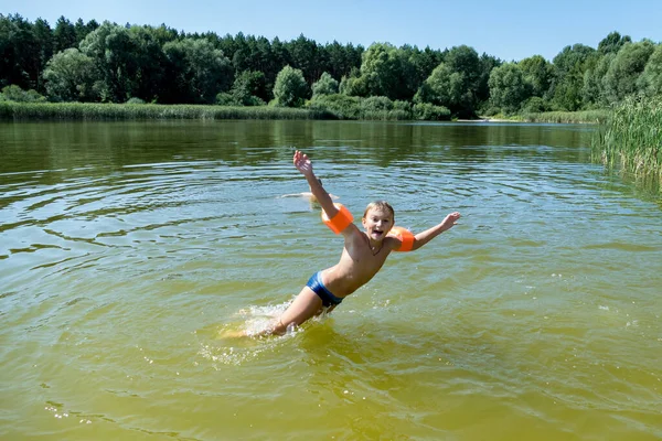 Garçon Baigne Dans Lac Forestier Saute Dans Eau — Photo