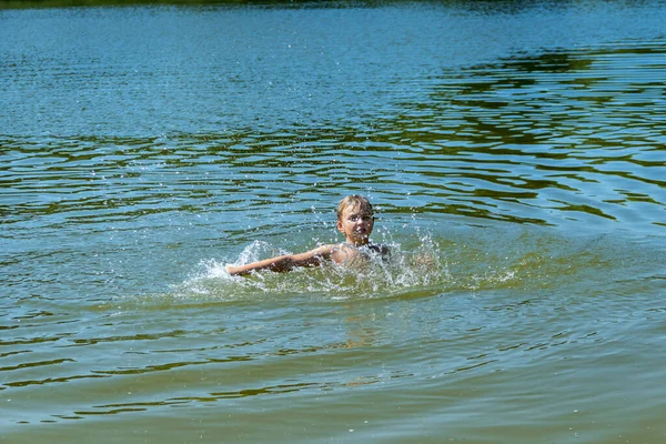 Garçon Baigne Dans Lac Forestier Saute Dans Eau — Photo