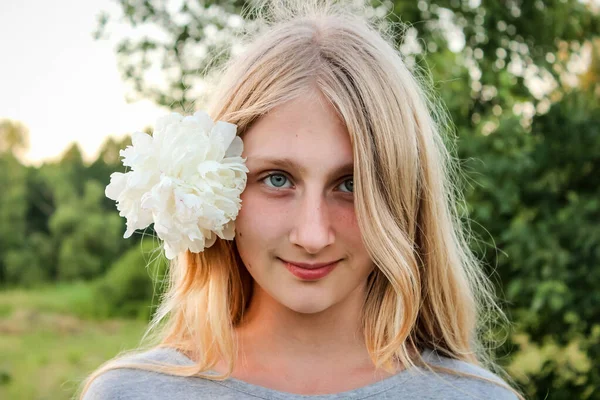 Young Blonde Girl White Flower Her Hair Smile — Stock Photo, Image