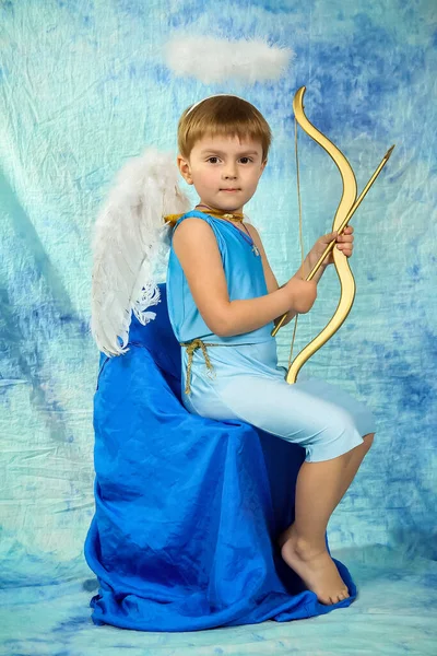 Niño Pequeño Vestido Como Ángel Fondo Azul —  Fotos de Stock