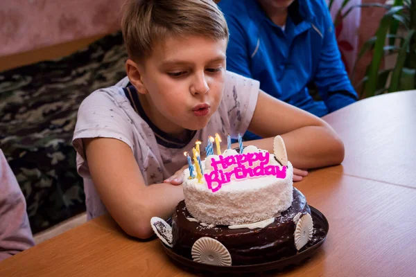 Jongen Zit Aan Tafel Blaast Kaarsen Uit Verjaardagstaart Verjaardag — Stockfoto