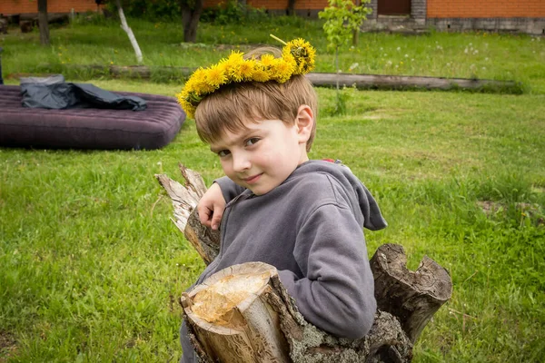Niño Una Corona Flores Dientes León Amarillos —  Fotos de Stock
