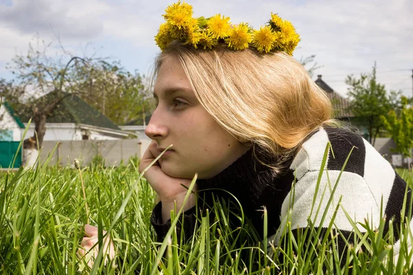 Ein Junges Mädchen Einem Kranz Aus Gelben Löwenzahnblüten Sitzt Gras — Stockfoto