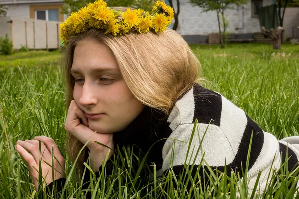 Ung Flicka Krans Gula Maskros Blommor Sitter Gräset Grön Gräsmatta — Stockfoto