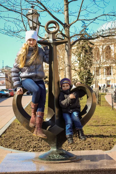 아이와 아이가 오데사 도시에 앉아서 — 스톡 사진