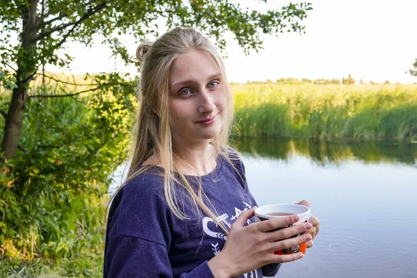 Ein Mädchen Trinkt Tee Oder Kaffee Ufer Eines Waldsees — Stockfoto