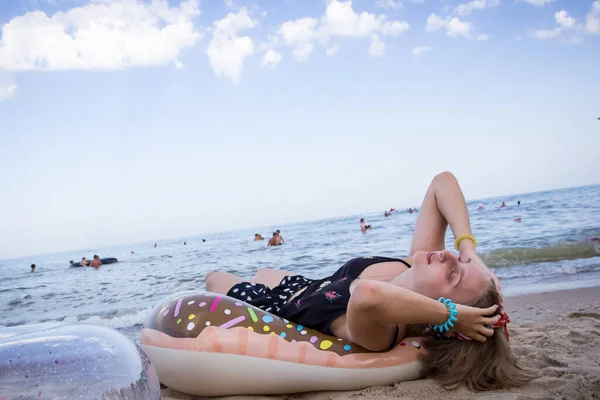 Mladá Dívka Leží Zády Nafukovací Kruh Pláži Moře — Stock fotografie