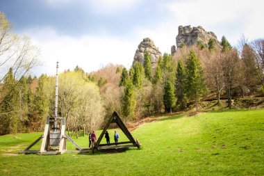 Ormandaki genç kız ve erkek turistler, Tustan Kalesi, Karpatlar, Batı Ukrayna