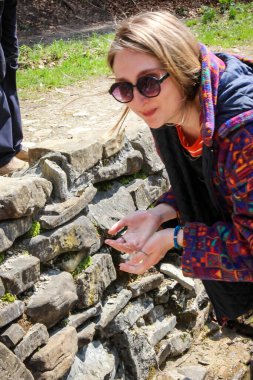 Ormandaki genç kız turist, Kale, Tustan, Karpatlar, Batı Ukrayna