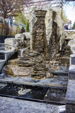 Batı Ukrayna 'daki Truskavets şehrindeki dekoratif taş şelale çeşmesi.
