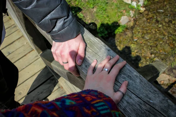 Hands Young Man Girl Rings Railing Wooden Bridge Tourists Love — стоковое фото
