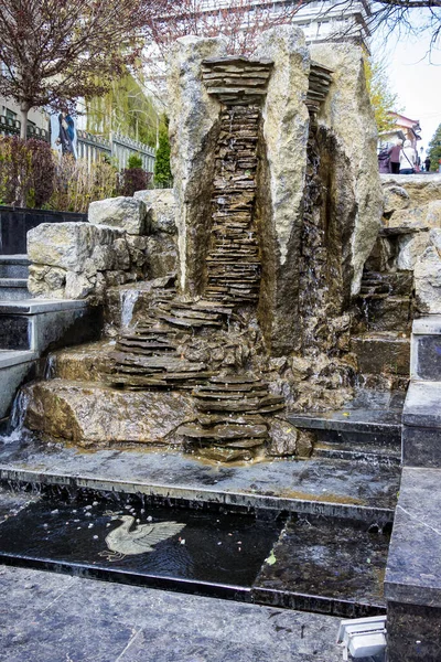 Batı Ukrayna 'daki Truskavets şehrindeki dekoratif taş şelale çeşmesi.