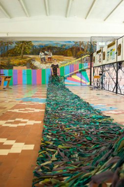 Genç kız elinde uzun bir askeri kamuflaj ağı, Ukrayna savaşı