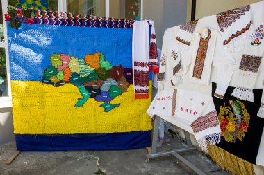 Ukrayna haritası kurdelelerden ve el işlemelerinden, Ukrayna nakışlarından