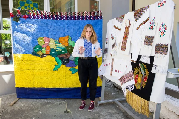 刺繍物の近くに伝統的なウクライナの刺繍シャツの若い女の子とウクライナの地図 — ストック写真