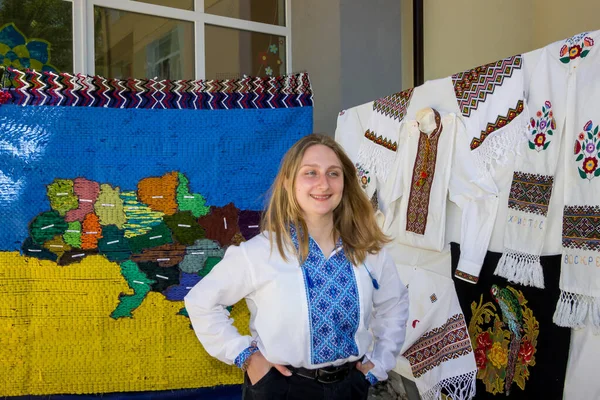 刺繍物の近くに伝統的なウクライナの刺繍シャツの若い女の子とウクライナの地図 — ストック写真