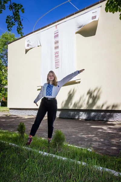 Mladá Dívka Tradiční Ukrajinské Vyšívané Košili Stojí Blízkosti Obrovské Vyšívané — Stock fotografie