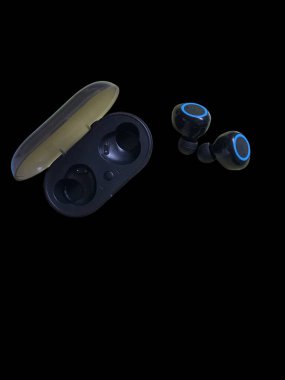 kablosuz siyah kulaklıklar siyah arka planda yatar