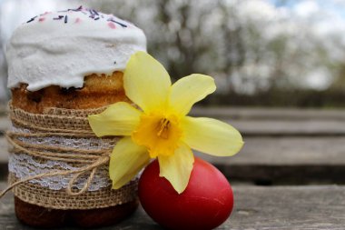 Paskalya pastası, kırmızı Paskalya yumurtası ve sarı bahar çiçeği.