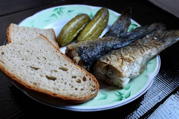 Τηγανητά Ψάρια Πίκλες Και Φέτες Ψωμιού Ένα Πιάτο — Φωτογραφία Αρχείου