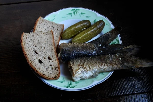 Stekt Fisk Pickles Och Brödskivor Tallrik — Stockfoto