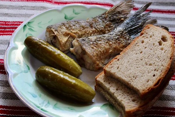 Smažené Ryby Okurky Plátky Chleba Talíři — Stock fotografie