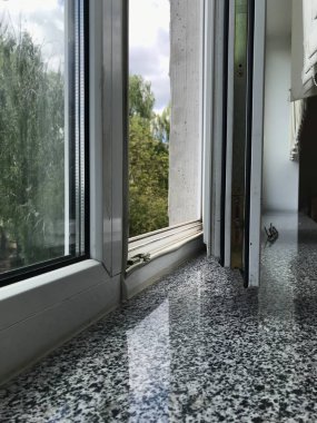 Odayı havalandırmak için geniş plastik bir pencere açılır.