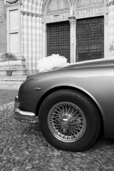 Partie Une Belle Voiture Mariage Avec Une Roue Avant Arc — Photo