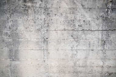 Kusurlu ve pürüzlü, yatay çizgiler şeklinde bir deseni olan eski beton duvar.