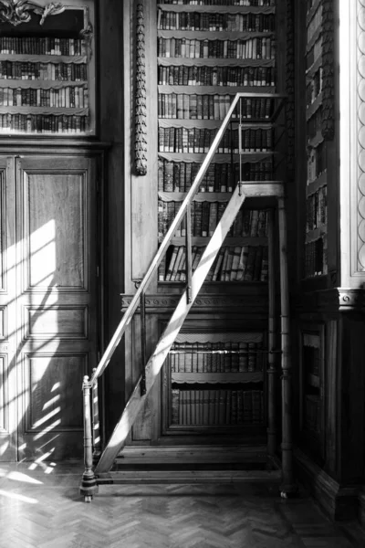 Una Escalera Encuentra Cerca Las Estanterías Antigua Biblioteca Foto Blanco —  Fotos de Stock