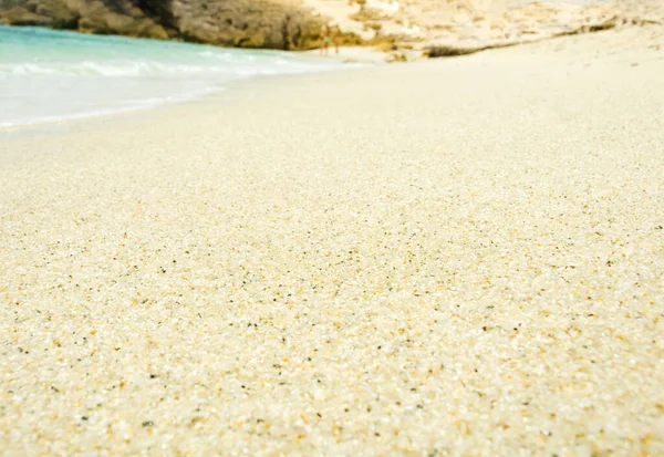 Letnia Plaża Małych Kolorowych Kamyków Morzem Skałą Horyzoncie — Zdjęcie stockowe