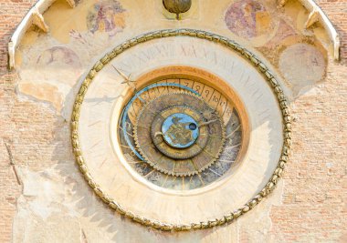 Kulenin duvarında çok eski yuvarlak saat var. İlginç bir kadranı ve burç işaretleri var.