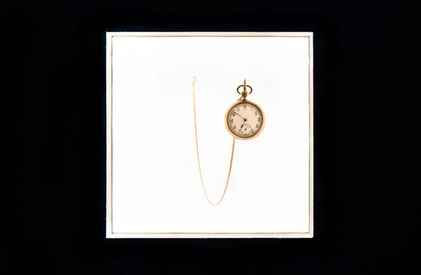 Vintage Gold Watch Arrows Chain Hang White Square Black Background — ストック写真