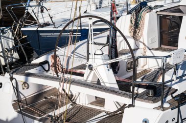 Küçük beyaz bir yatta büyük bir miğfer.