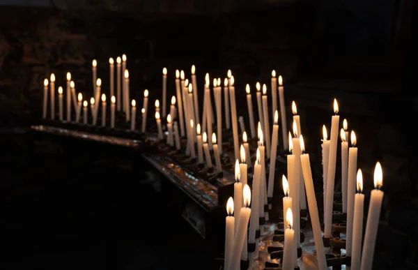 Iluminadas Velas Finas Igreja Estão Grande Número Quarto Escuro — Fotografia de Stock