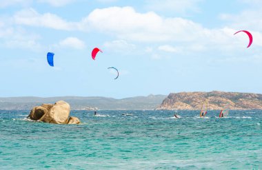 Su sporları yapan insanların siluetleri ile mavi gökyüzünün altında yaz mevsimi.