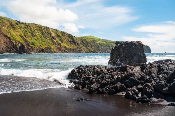Óceán Partján Fekete Homok Vulkanikus Éles Sziklák Egy Gyönyörű Zöld — Stock Fotó