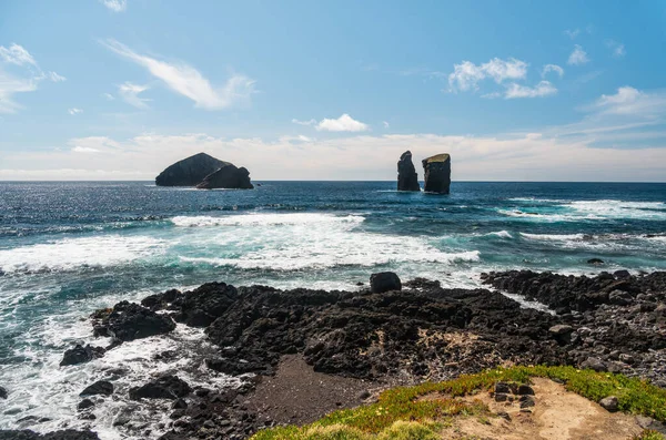 Egy Gyönyörű Óceán Táj Kilátással Nagy Sziklák Óceánban Különböző Alakú — Stock Fotó