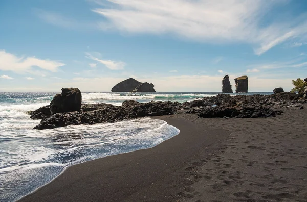 Kék Alatt Felhők Óceán Partján Fekete Vulkáni Homok Egy Hihetetlenül — Stock Fotó