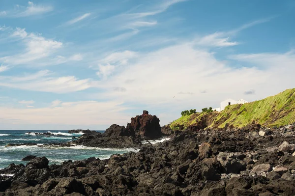 Wilde Verlaten Oceaan Kust Met Grote Zwarte Stenen Een Wit — Stockfoto