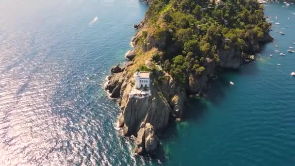 Top View White Lighthouse High Rock Surrounded Sea Water Far — Stockvideo