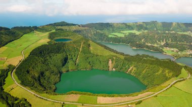 Orman, yeşil ormanlar ve uzun bir yol ile çevrili birkaç güzel volkanik gölün üst manzarası.