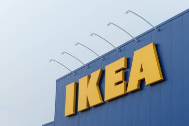 Toronto, ON, Kanada - 21 Haziran 2021: Toronto 'daki IKEA logo mağazasında görüldü. IKEA, İsveçli çok uluslu bir şirket grubu ve dünyanın en büyük hazır mobilya perakendecisi..