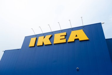 Toronto, ON, Kanada - 21 Haziran 2021: Toronto 'daki IKEA logo mağazasında görüldü. IKEA, İsveçli çok uluslu bir şirket grubu ve dünyanın en büyük hazır mobilya perakendecisi..