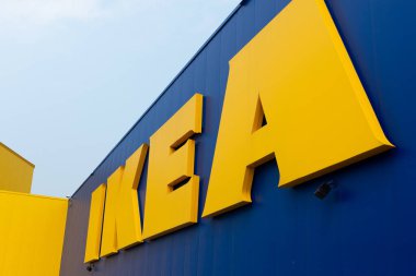 Toronto, ON, Kanada - 21 Haziran 2021: Toronto 'daki IKEA logo mağazasında görüldü. IKEA, İsveçli çok uluslu bir şirket grubu ve dünyanın en büyük hazır mobilya perakendecisi..