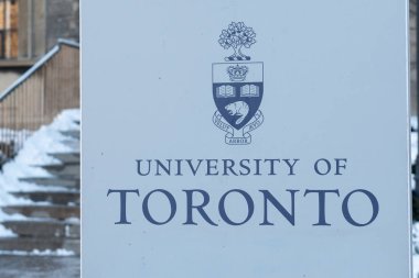 Toronto, ON, Kanada - 08 Ocak 2021 Toronto şehir merkezindeki Toronto Üniversitesi tabelasında görülüyor. 1827 yılında King 's College olarak kurulan ve Queen' s Park çevresinde bulunan Toronto Üniversitesi, Kanadalı araştırma üniversitesi arasında akademik olarak birinci sırada yer almaktadır.